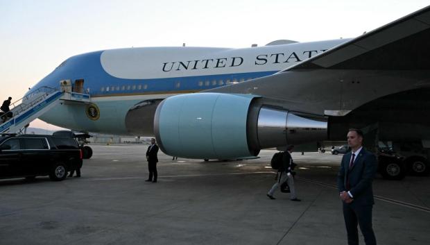Miembros del personal de seguridad montando guardia frente al Air Force One