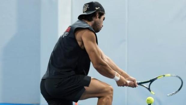 Carlos Alcaraz entrena con una raqueta sin cuerdas