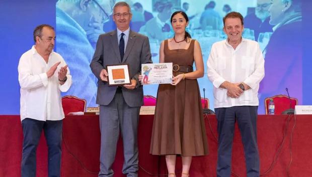 Antonio López, segundo por la izquierda, recibiendo un premio Mezquita recientemente