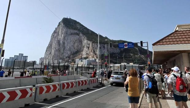Colas de turistas esperando a que abran al tráfico la pista del aeropuerto de Gibraltar