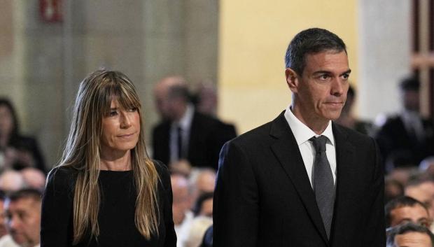 Pedro Sánchez y Begoña Gómez durante la misa del Papa en la Sagrada Familia