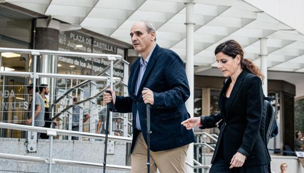 Barrabés saliendo de los juzgados de Plaza de Castilla.