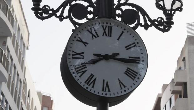 Vista del nuevo reloj del paseo de Vara de Rey, en Ibiza.