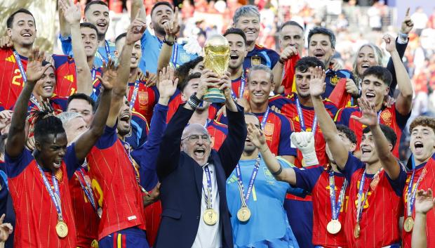 El seleccionador de España Luis de la Fuente celebra con el trofeo del Mundial de la FIFA 2026 este domingo, tras vencer a Argentina en la final en el estadio MetLife en East Rutherford (NJ, EE.UU.). EFE/ Lavandeira Jr