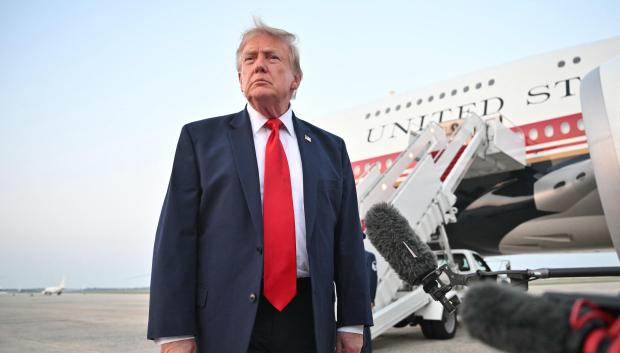 El presidente estadounidense Donald Trump habla con los periodistas tras bajar del Air Force One a su regreso a la Base Conjunta Andrews en Maryland