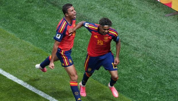 Rodri y Lamine Yamal celebrando el primer gol del delantero del Barça en un Mundial