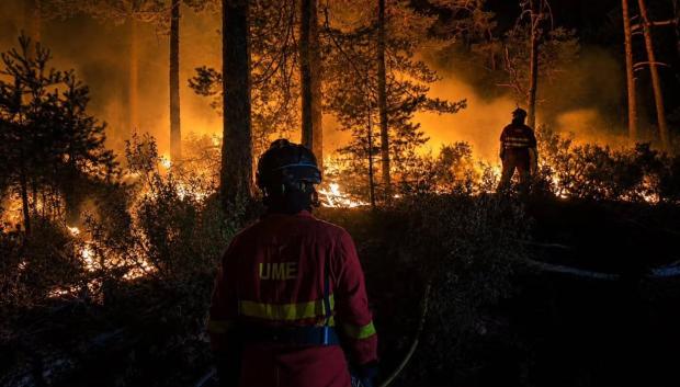 Bomberos luchando contra el fuego en el incendio de La Mierla (Guadalajara)