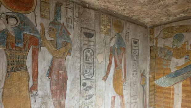 Ra (izquierda) acompañado de Isis