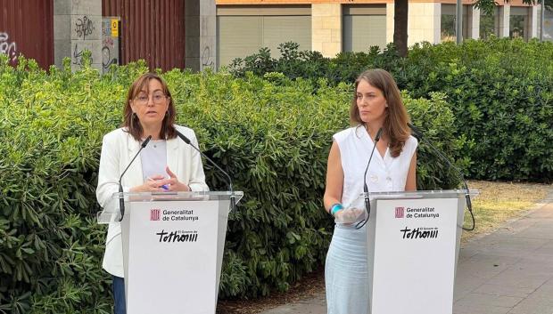La consejera de Territorio, Vivienda y Transición Ecológica de la Generalitat, Sílvia Paneque, y la presidenta de los Comunes en el Parlament, Jéssica Albiach, durante la presentación de la iniciativa