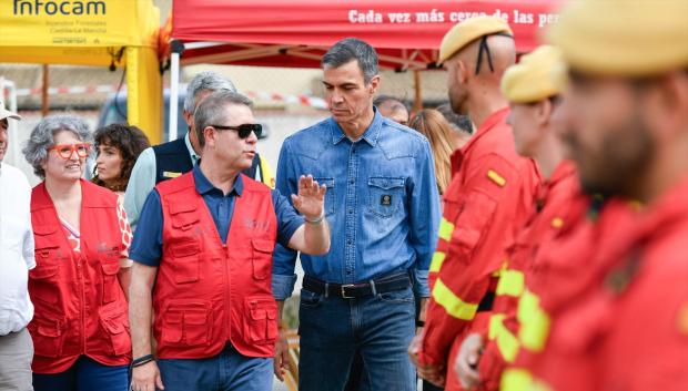(Foto de ARCHIVO)
El presidente del Gobierno, Pedro Sánchez (3i), y el presidente de Castilla-La Mancha, Emiliano García-Page (2i), saludan a los brigadistas que estan trabajando en el incendio durante una visita al Puesto de Mando Avanzado por el incendio de La Mierla, a 22 de julio de 2026, en Tamajón, Guadalajara, Castilla-La Mancha (España). Sánchez acude a las instalaciones del Puesto de Mando Avanzado (PMA) para supervisar las tareas de extinción y la evolución técnica del incendio forestal originado en La Mierla el pasado 16 de julio, realizando un recorrido por las hectáreas afectadas en la comarca acompañado por el presidente de Castilla-La Mancha y el delegado del Gobierno en Castilla-La Mancha.

Rafael Martín / Europa Press
22/7/2026