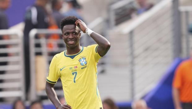 Vinicius reacciona durante el partido entre Brasil y Noruega del Mundial