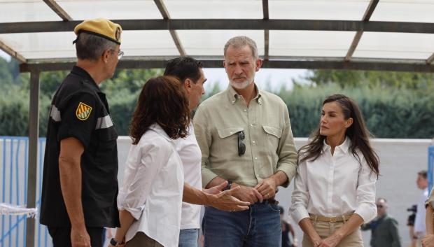Los Reyes, en Villamanta con la presidenta de la Comunidad de Madrid y el alcalde, Mariano Núñez; y el general jefe de la UME