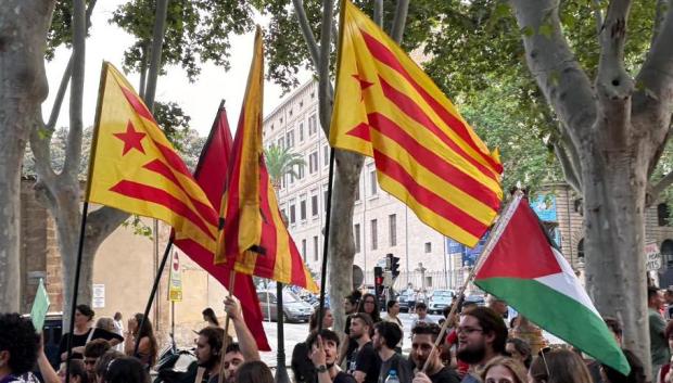 Manifestantes portan banderas independentistas y de Palestina