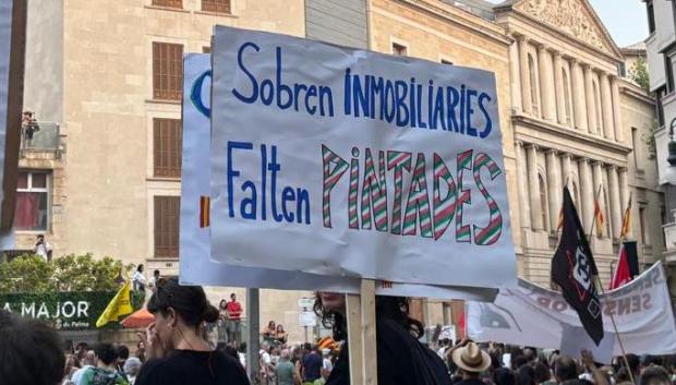 Un cartel apoyando las pintadas contra inmobiliarias