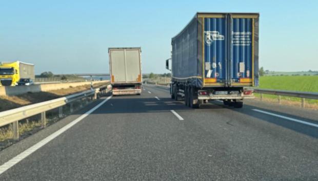 Muchos vehículos optan por circular por el carril izquierdo