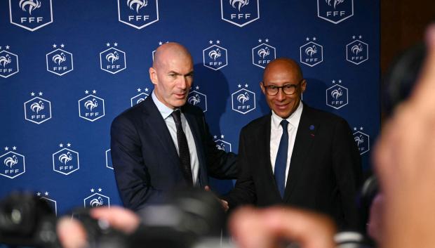Zinedine Zidane posa junto a Philippe Diallo para los medios gráficos