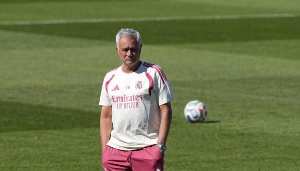 (Foto de ARCHIVO)
Jose Mourinho, head coach of Real Madrid, looks on during the Real Madrid training session held in collaboration with A.D. Alcorcon at Alfredo Di Stefano stadium on July 24, 2026, in Valdebebas, Madrid, Spain.

Dennis Agyeman / AFP7 / Europa Press
24/7/2026 ONLY FOR USE IN SPAIN