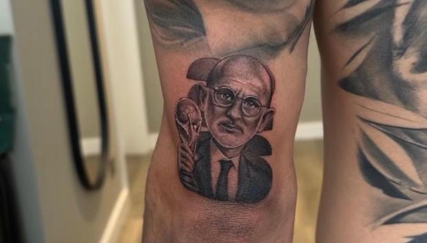 El tatuaje de Cucurella con la cara de Luis de la Fuente