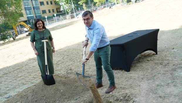 Álvaro González coloca la primera piedra de Carabanchel 35