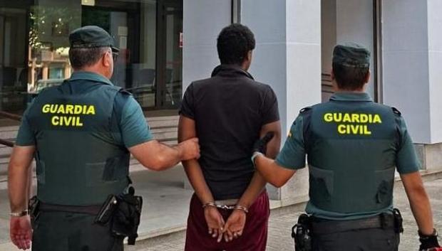La Guardia Civil ha detenido a un varón de 22 años como presunto autor de un delito de incendio forestal en el paraje Las Salinas de Matachana, término municipal de Castropodame (León)