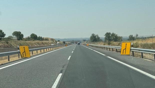 La señal más habitual en el camino, de dos carriles a uno
