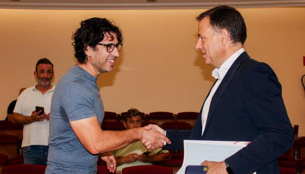 Manuel Serrano, alcalde de Albacete (d) en la declaración institucional por el Pacto Social del Ferrocarril de Albacete