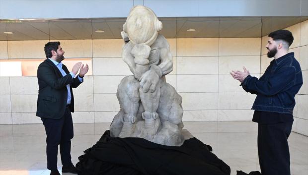 (Foto de ARCHIVO)
El presidente del Gobierno de la Región de Murcia, Fernando López Miras, en el acto de entrega de la escultura 'Nomad Pensador', donada al Hospital Virgen de la Arrixaca por el artista y tatuador murciano Joaquín Ganga

REMITIDA / HANDOUT por GOBIERNO REGIONAL
Fotografía remitida a medios de comunicación exclusivamente para ilustrar la noticia a la que hace referencia la imagen, y citando la procedencia de la imagen en la firma
11/2/2025
