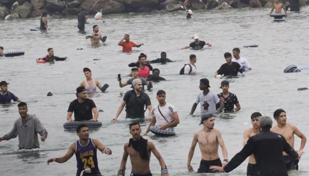 Inmigrantes durante el asalto a la ciudad de Ceuta