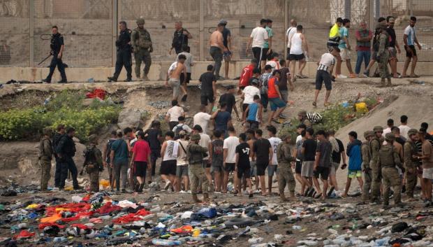 Soldados españoles supervisan el regreso de inmigrantes a Marruecos tras haber cruzado la frontera para entrar en el enclave español de Ceuta