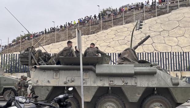 Un blindado del Ejército, desplegado en la frontera del Tarajal en Ceuta