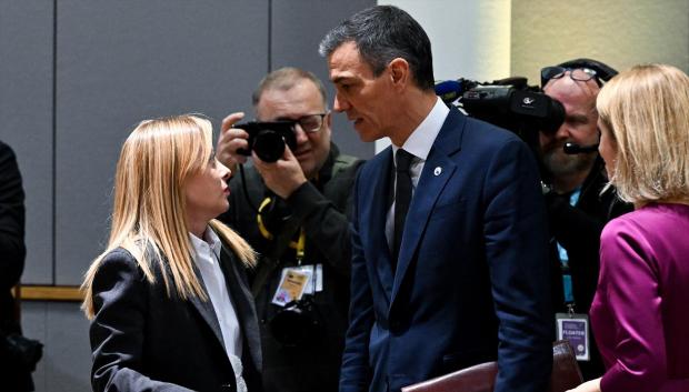 La primera ministra italiana, Giorgia Meloni (izq.), conversa con el presidente Pedro Sánchez durante la cumbre extraordinaria de la UE en Bruselas