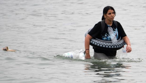 Una inmigrante avanza por las aguas cercanas a la barrera fronteriza con Marruecos