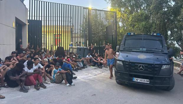 La Policía Nacional a las puertas del CETI con decenas de migrantes