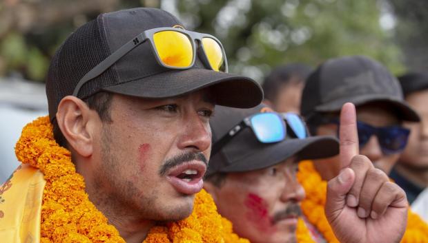 El alpinista nepalí Nirmal Purja habla a su llegada al Aeropuerto Internacional Tribhuvan de Katmandú, Nepal