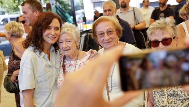 La presidenta de la Comunidad de Madrid, Isabel Díaz Ayuso, visita las zonas afectadas por los incendios de la Sierra Oeste