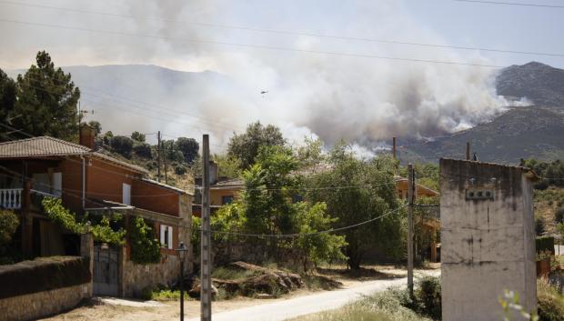 Incendio entre Navaluenga y Burgohondo, desde el puerto de Navalmoral