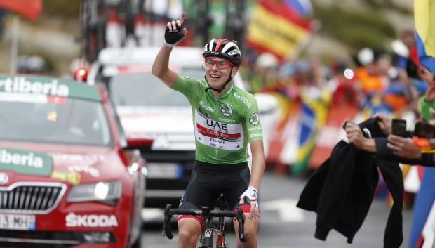 (Foto de ARCHIVO)
14 September 2019, Spain, Plataforma de Gredos: Slovenian cyclist Tadej Pogacar of UAE Team Emirates celebrates after winning stage 20 of the 2019 edition of the "Vuelta a Espana"