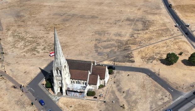 Iglesia de All Saints rodeada de hierba reseca en Blackheath Common, en Londres (Reino Unido)