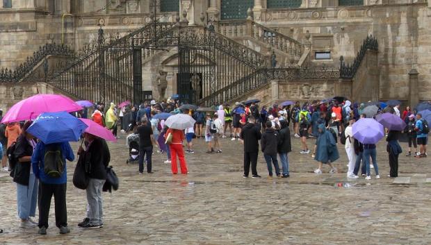 Peregrinos con paraguas y chubasqueros en la Plaza del Obradoiro de Santiago.

EUROPA PRESS
04/8/2026