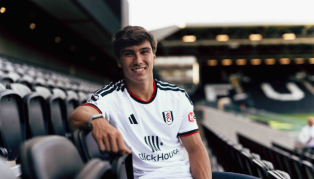 Gonzalo García posando como nuevo jugador del Fulham