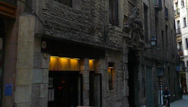Entrada al palacio, en la calle del Regomir