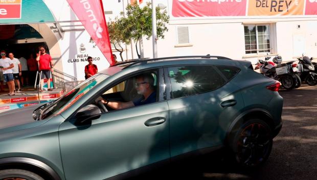 El Rey al volante de un Cupra VZ