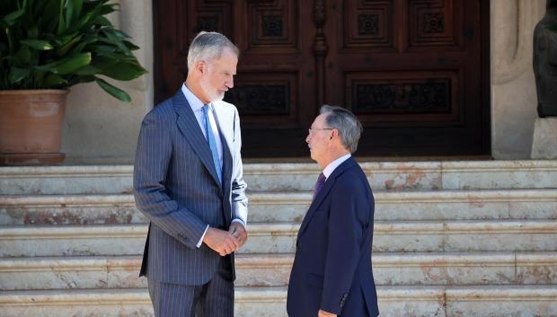 El Rey VI junto a Juan Jesús Vivas Lara, presidente de la Ciudad Autónoma de Ceuta, en el Palacio de Marivent