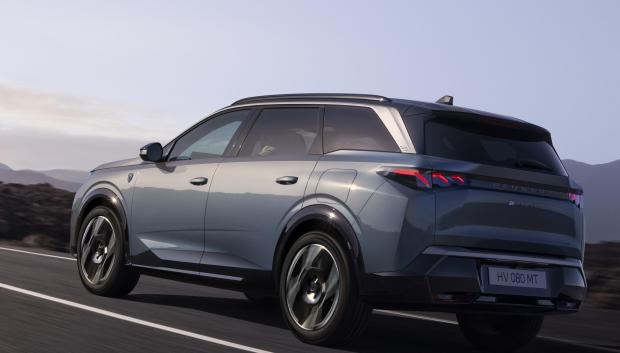 La trasera es también baja y afilada, muy SUV