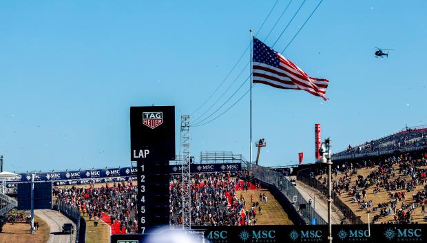 Imagen de la gran bandera de Estados Unidos ubicada en el circuito de Austin