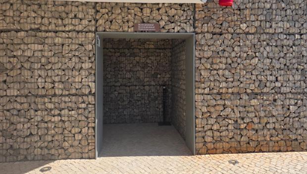 Vista del acceso peatonal que lleva al ascensor del Parador de Ibiza.