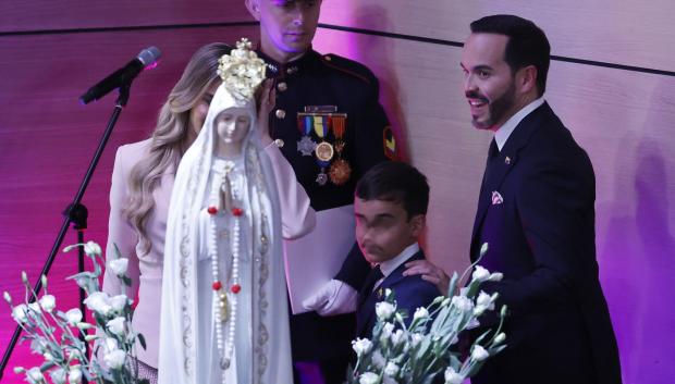 Imagen de la Virgen de Fátima en la jura de De la Espriella