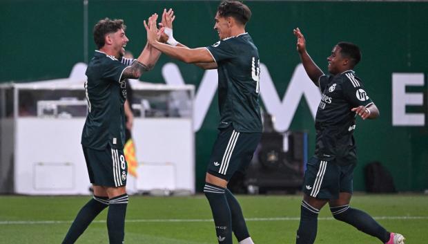 Real Madrid's Spanish forward #40 Carlos Espi (C) celebrates scoring the team's second goal with his teammates Real Madrid's Uruguayan midfielder #08 Federico Valverde (L) and Real Madrid's Brazilian forward #29 Endrick during the pre-season football match between Ferencvaros and Real Madrid in Budapest, Hungary on August 8, 2026. Real Madrid on August 6, 2026 announced a new six-year deal for star forward Vinicius Junior and the signing of teenage sensation Yan Diomande in a major boost to their quest to end a two-year trophy drought. (Photo by Attila KISBENEDEK / AFP)