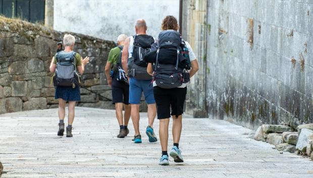 Peregrinos realizando el Camino de Santiago