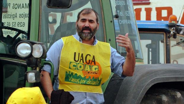 Javier Sánchez, secretario general de UAGA-COAG, se dirige a los agricultores que han cortado el tráfico en la localidad zaragozana de Bujaraloz para reclamar un gasóleo profesional para el secto